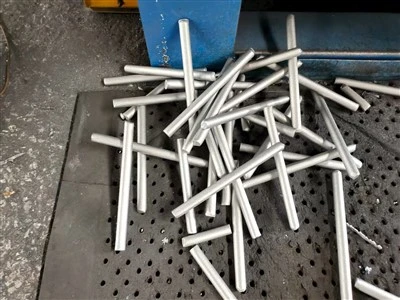 Barre ronde en fer pur – 30 mm de diamètre x 300 mm de longueur, antirouille-enlevée, fût en acier + emballage sur palette en bois